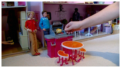 Barbiet grillaamassa (copyright YLE/videokuvaa)